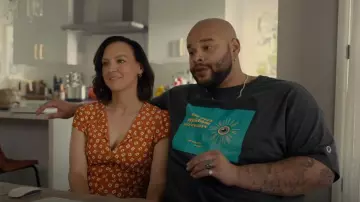 & Autres Histoires Mini robe imprimée dans des carrés orange portée par Katie (Carla Gallo) comme vu dans Platonic (S01E10)