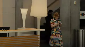 Gucci Robe à manches courtes exotique à imprimé hawaïen portée par Jenna (Rachel Rosenbloom) vue dans Platonic (S01E10)
