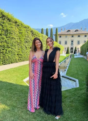 Roger Vivier Flower Strass Satin Pumps usado por Olivia Culpo en su historia de Instagram el 10 de julio de 2023