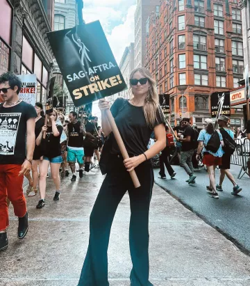 Gafas de sol Saint Laurent Sharp Cat-Eye usadas por Olivia Wilde para la protesta Sag-Aftra de Nueva York el 14 de julio de 2023
