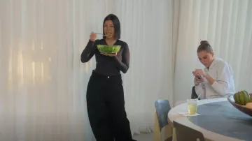 Niihai chez Urban Outfitters Black Baggy Jeans porté par Kourtney Kardashian comme on le voit dans The Kardashians (S03E08)