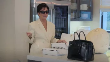 Dries Van Noten Bia Veste de sablier à double poitrine portée par Kris Jenner vue dans The Kardashians (S03E08)