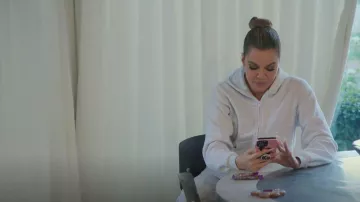 Skims Cotton Fleece Zip Up Sweat à capuche porté par Khloé Kardashian vu dans The Kardashians (S03E08)