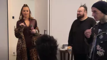 Cape-Coat Dolce et Gabbana x Kim imprimé léopard porté par Khloé Kardashian vu dans The Kardashians (S03E08)