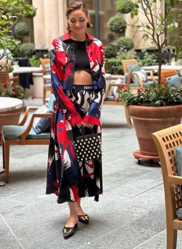 Santoni Black Satin Sibille Mules portée par Olivia Palermo à Paris sur son post Instagram le 6 juillet 2023