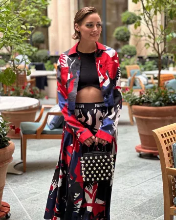 Jupe en soie Ferrari avec imprimé cheval portée par Olivia Palermo à Paris sur sa publication Instagram le 6 juillet 2023