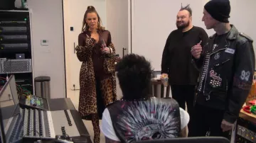 Dolce and Gabbana Grand sac à main Sicile porté par Khloé Kardashian vu dans The Kardashians (S03E08)