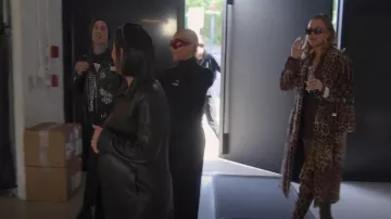 Lunettes de soleil ovales en acétate classique Bottega Veneta portées par Khloé Kardashian dans The Kardashians (S03E08)