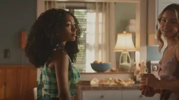 Bp. Smocked Sleep Top usado por Isabella LaRue (Lexi Underwood) como se ve en Cruel Summer (S02E06)