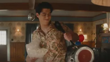 American Eagle Short Sleeve Tropical Button-Up Shirt usada por Brent Chambers (Braeden De La Garza) como se ve en Cruel Summer (S02E06)