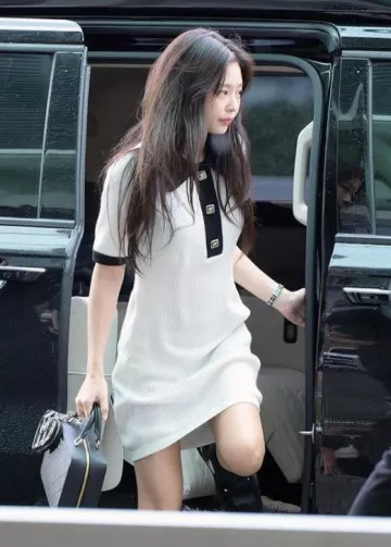 Chanel Travel Kit Vanity usado por Jennie Kim en el aeropuerto de Incheon el 13 de julio de 2023