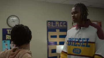 Polo de rugby Diesel S-Egby usado por Phil Marksby (Solomon Irama) como se ve en Swagger (S02E04)