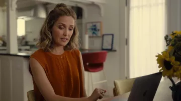 Haut en tricot sans manches en orange porté par Sylvia (Rose Byrne) vu dans Platonic (S01E10)
