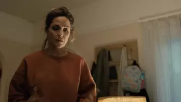 Sweat-shirt marron porté par Sylvia (Rose Byrne) dans la série télévisée platonique (saison 1 épisode 8)