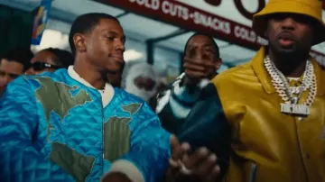 Who Decides War Global Grid Bomber Chaqueta usada por A Boogie wit da Hoodie en Flyest in The City (Official Music Video) de King Combs feat. A Boogie Wit da Hoodie, Fabolous & Jeremih