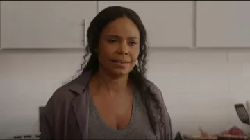 Madewell V-Neck Pocket Tee usada por Robyn Stewart (Sanaa Lathan) como se ve en The Best Man: The Final Chapters (S01E06)