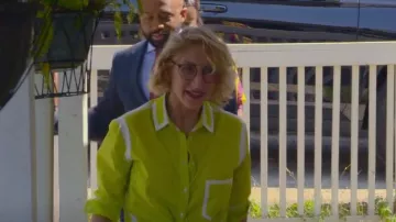 La camisa Kit Zoe en lima usada por Jessica Banks como se ve en Hack My Home (S01E04)