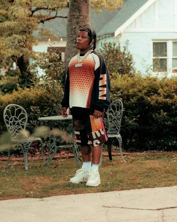 Sudadera geométrica negra y naranja Dries Van Noten usada por Rylo Rodríguez en su cuenta de Instagram @rylorodriguez