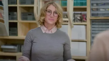 J.Crew Margot Crew Neck Sweater usado por Jessica Banks como se ve en Hack My Home (S01E04)