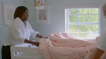 Shein Frenchy Heart Embroidery Pocket Patched Drop Shoulder Shirt usado por Ati Williams como se ve en Hack My Home (S01E04)