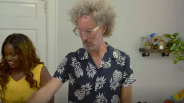 Camisa de piña Sandro usada por Brooks Atwood como se ve en Hack My Home (S01E06)