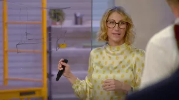 Shein Motf Prenium Silk Puff Sleeve Top usado por Jessica Banks como se ve en Hack My Home (S01E06)