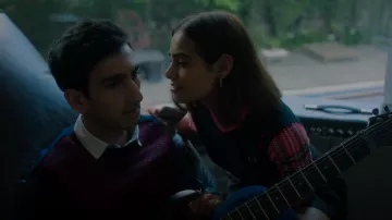 T-shirt noir Fred Perry avec manches tartan porté par Koel Kalra (Naina Bhan) vu en classe (S01E02)
