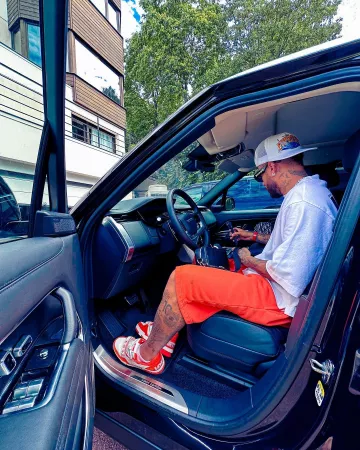 Off White Black Leather Messenger Bag of Neymar en su cuenta de Instagram @neymarjr