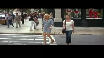 Tory Burch Blue Pattern Print Silk Mini Dress usado por Tess (Malin Åkerman) en la película 27 Dresses