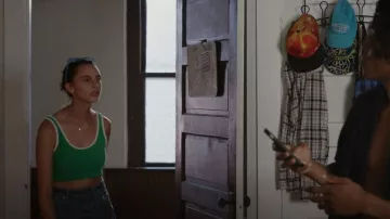 H&M Women's Crop-Top usado por Taylor (Rain Spencer) como se ve en The Summer I Turned Pretty (S02E02)