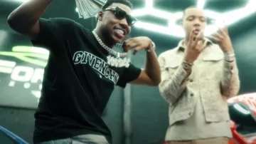 Givenchy Black Outline College Logo camiseta usada por Rob49 en Skeme feat. G Herbo