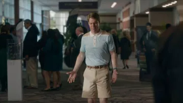 Boss Tadini Colorblock Polo usado por BJ (Tim Baltz) como se ve en The Righteous Gemstones (S03E06)