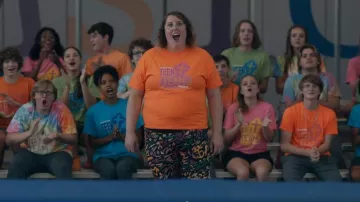Adidas Love Unites Print Track Pants usados por Taryn (Maggie Winterstein) como se ve en The Righteous Gemstones (S03E06)