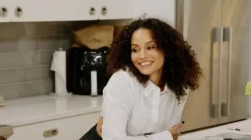 La boutique Frankie Uma Chemise Popeline de coton cropped portée par Sai De Silva vue dans The Real Housewives of New York City (S14E01)