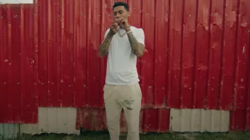 Gallery Dept. Cream Paint Splatter Flared Sweatpants usados por Fredo en su hazaña en el marcador. Tiggs Da Author (Video musical oficial)