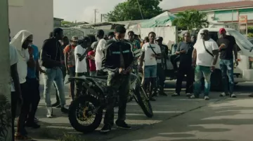 Louis Vuitton Black Suede LV Baskets de basket portées par Fredo dans son tableau d’affichage feat. Tiggs Da Auteur (Clip officiel)