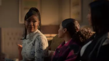 Crop Top con estampado floral blanquecino usado por Annika Longstreet (Justine Skye) como se ve en grown-ish (S06E03)