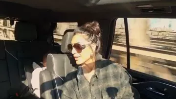 Gafas de sol Dior Bobby 65mm Aviator usadas por Jessel Taank como se ve en The Real Housewives of New York City (S14E01)