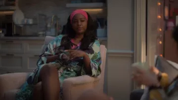 Bata de seda de kimono lessless en azul floral usada por Annika Longstreet (Justine Skye) como se ve en adulto (S06E03)