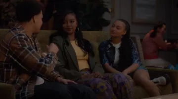 Pantalones florales Acne Studios usados por Annika Longstreet (Justine Skye) como se ve en grown-ish (S06E03)