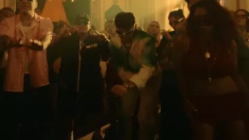 Louis Vuitton White & Green Spray Jeans porté par Peso Pluma en ???? QUEMA (Video Oficial) avec Ryan Castro