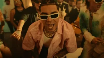 Camisa Dior Pink Bandana Motif usada por Ryan Castro en QUEMA ???? (Video Oficial) con Peso Pluma