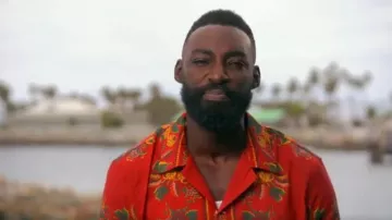 Chemise à manches courtes Bode Red Multicolor Florib Unda portée par Eric Adjepong comme on le voit dans Beachside Brawl (S02E01)
