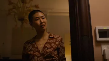 Zara Paisley Wrap Top usado por Carol (May Hong) como se ve en Full Circle (S01E02)