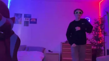 Le sweatshirt Campion porté par poy328 dans sa vidéo YouTube Les PIRE vidéo à 0 vue (vous êtes pas prêt)