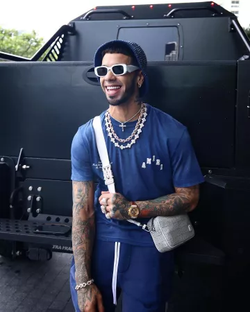 Gafas de sol Prada Eyewear White Symbole usadas por Anuel AA en su cuenta de Instagram @anuel