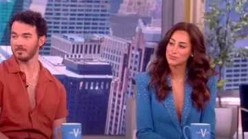 Alex Perry Addison Blazer ajustado usado por Danielle Jonas como se ve en The View el 17 de julio de 2023