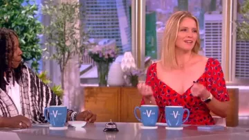Carolina Herrera Heart Print Flutter Sleeve Chiffon Wrap Dress usado por Sara Haines como se ve en The View el 17 de julio de 2023