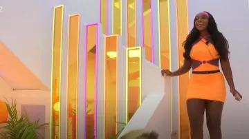 Dolls Kill Summer Night es un mini vestido joven recortado usado por Whitney Adebayo como se ve en Love Island (S10E38)