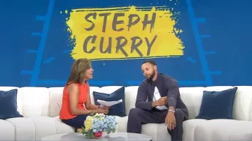 Homme Plissé Issey Miyake Pantalon droit plissé en violet taupe porté par Stephen Curry comme vu dans Aujourd’hui le 18 juillet 2023